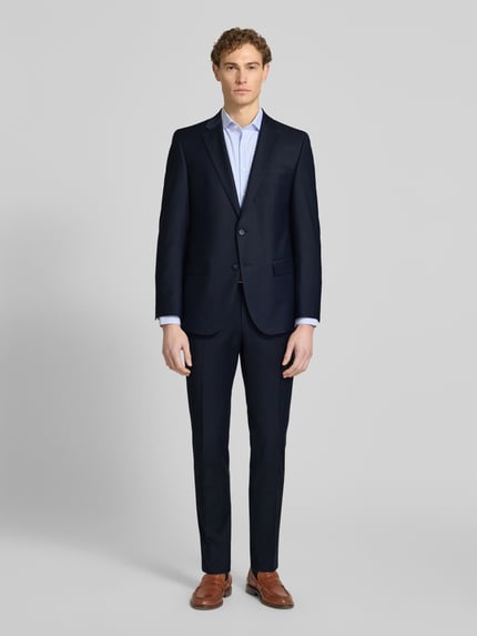 Mannelijk model draagt Slim Fit Anzug mit 2-Knopf-Sakko Modell 'Grant' van Pierre Cardin, donkerblauw, gladde textuur, volledige lichaamsvoorzijde.