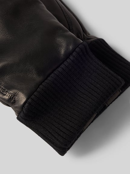 Productfoto, zwart-leren oppervlak met fijne korrel, elastische ribgebreide manchetten, Handschoenen uit puur leer Model 'Fredrik' van Hestra, heren handschoen