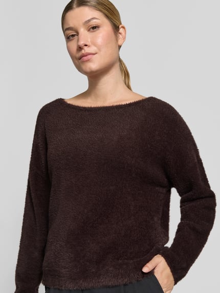 Frauenmodel trägt Regular Fit Pullover mit Viskose-Anteil von s.Oliver BLACK LABEL in Dunkelbraun mit weicher Struktur, Nahaufnahme Oberkörper.