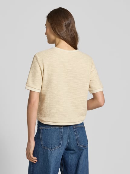 Frauenmodel trägt T-Shirt in Frotte-Optik mit Rundhalsausschnitt von Jake*s Collection, beige, Boxy-Fit, Material-Mix, Rückenlänge 48 cm, Ganzkörperansicht Rückansicht.