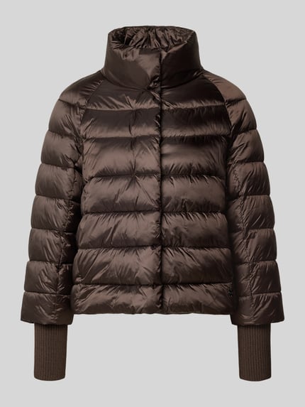 Produktfoto, Steppjacke mit Stehkragen und Label-Detail von Marc Cain in Dunkelbraun, glänzende Oberfläche, strukturierte Nähte, Damen Steppjacke, Regular Fit, seitliche Eingrifftaschen, Rückenlänge 56 cm, Schulterbreite 41 cm, Brustweite 55 cm, Ärmellänge 73 cm