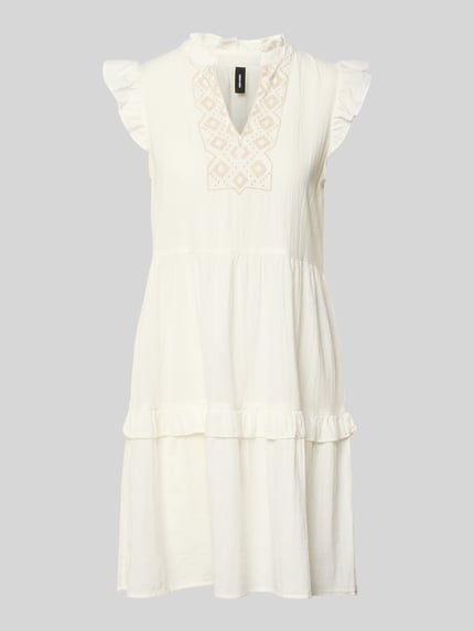 Produktfoto, Figurumspielendes Freizeitkleid aus reiner Baumwolle Modell 'Dichte' von Vero Moda, unifarben, mini, krótki rękaw, głęboki dekolt V, flammgarn