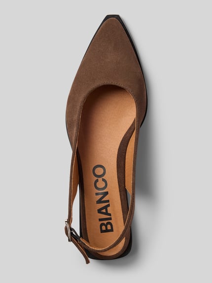 Produktfoto, Slingback-Ballerinas aus Leder mit Dornschließe von BIANCO, braunes beschichtetes Leder, spitz zulaufende Form, glatte Sohle, Blockabsatz 2 cm, Schaftweite 20 cm, Damen