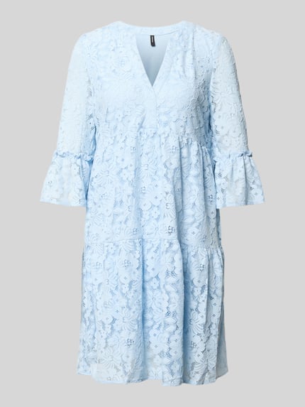 Produktfoto, Loose Fit Spitzenkleid aus Baumwoll-Mix Modell 'HONEY' von Vero Moda in Hellblau, Optik: Unifarben, Spitzen-Muster, knielang, V-Ausschnitt, 3/4-Arm mit Glockenärmel, Materialverarbeitung: Spitze, Material: Baumwoll-Mix