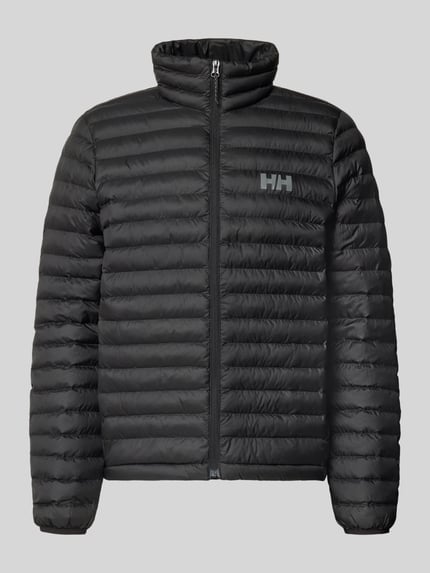 Produktfoto, schwarze Steppjacke mit Label-Print von Helly Hansen, gerade Passform, Stehkragen, Reißverschluss, elastische Ärmelabschlüsse