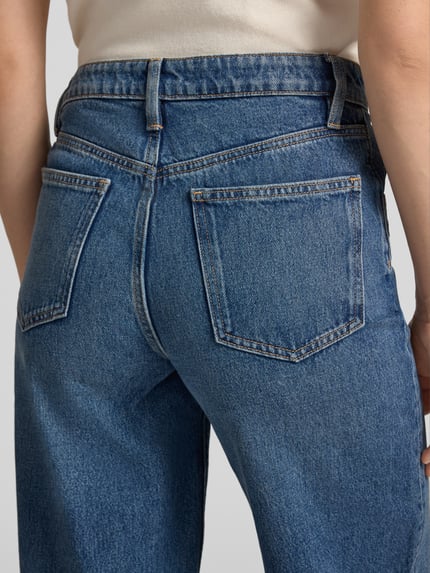 Frauenmodel trägt Straight Fit Jeans aus reiner Baumwolle Modell 'BET' von MANGO in Blau, 5-Pocket-Design, Detailaufnahme Rückansicht, Bundweite 37 cm, Innenbeinlänge 71 cm.