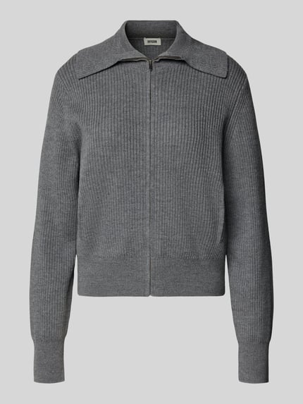 Produktfoto, Strickjacke aus Schurwolle Modell 'FIBIONE' von DRYKORN in Grau, sichtbare feine Rippenstruktur, Regular Fit, Reißverschluss.