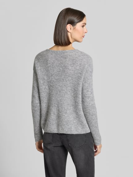 Frauenmodel trägt Regular Fit Strickjacke aus Woll-Alpaka-Mix Modell 'Almine' von MOS MOSH in Hellgrau, weiche Stricktextur, Damen Strickjacke, Langarm, Rückenansicht, Ganzkörperansicht Rückansicht.