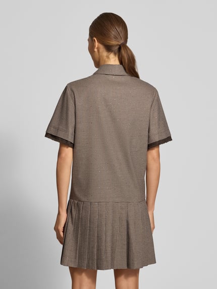 Modelka kobieca nosi Minikleid mit Knopfleiste Modell 'ABITO TINTO FILO' od Liu Jo White, materiał z dodatkiem bawełny, krój slim fit, kent kołnierzyk, guziki, zdobienia z dżetów, rękawy z frędzlami, kolorystyka brąz-beż, struktura materiału delikatnie prążkowana, szerokość w rozmiarze 36: 48 cm, długość tyłu: 84 cm, długość rękawa: 26 cm, widok całej sylwetki od tyłu.