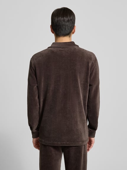 Männermodel draagt Sweatshirt met polokraag van MCNEAL in bruin katoenmix met stretch, regular fit, ribboorden, ruglengte 68 cm, mouwlengte 68 cm. Ganzkörperansicht Rückansicht.