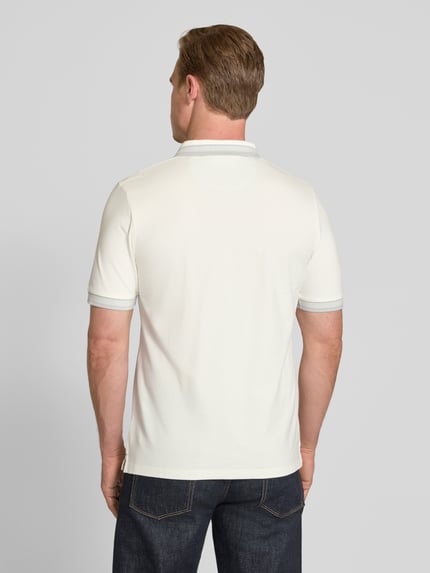 Männermodel trägt Regular Fit Poloshirt aus Baumwoll-Mix von s.Oliver RED LABEL, Optik: Unifarben, Ganzkörperansicht Rückansicht.