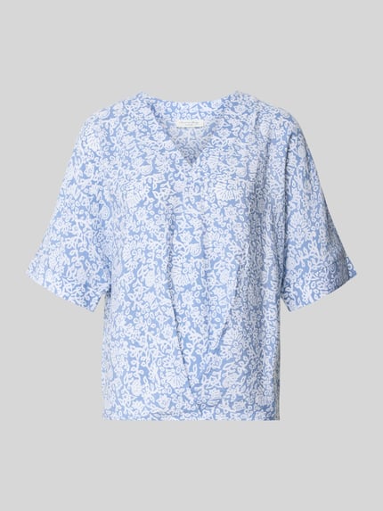 Produktfoto, Regular Fit Bluse mit V-Ausschnitt und 1/2-Arm von Christian Berg Woman im blauen Allover-Look, strukturierte Oberfläche.