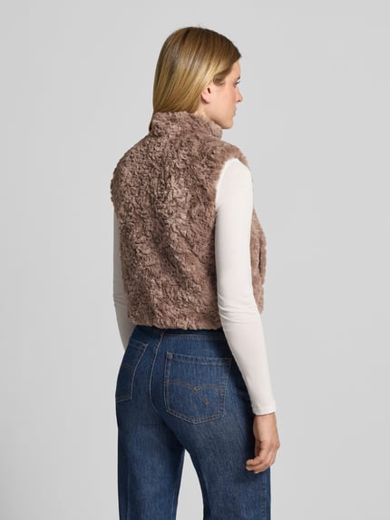 Młodzieżowy model nosi Regular Fit Weste aus Kunstfell mit Stehkragen von monari, brązowe sztuczne futro, krój regular fit, stójka, zamek błyskawiczny, Długość tyłu w rozmiarze 36: 47 cm, Szerokość ramion w rozmiarze 36: 39 cm, Szerokość klatki piersiowej w rozmiarze 36: 45 cm, całkowity widok z tyłu.