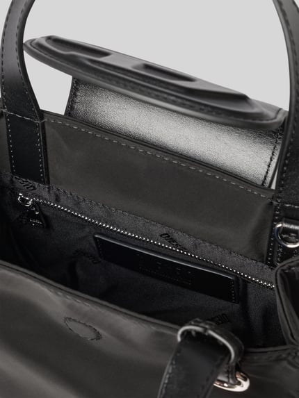 Produktfoto, schwarze Tasche mit Rindsleder-Anteil von Diesel, Überschlag, Logo-Detail, abnehmbarer Schulterriemen, Innenansicht, Damen Accessoire