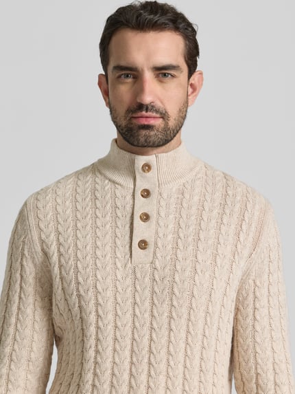 Männermodel trägt Strickpullover mit gerippten Abschlüssen von Fynch-Hatton in Beige, Baumwoll-Woll-Mix, Stehkragen, Nahaufnahme Oberkörper.
