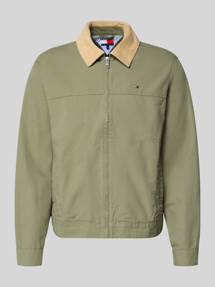 Produktfoto, Regular Fit Blouson aus reiner Baumwolle von Tommy Jeans in Olivgrün mit Umlegekragen, Logo-Stitching und Flammgarn-Struktur