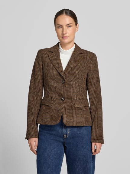 Frauenmodel trägt Blazer mit Reverskragen und Pattentaschen von White Label, braunes Karo, Material-Mix mit Lanawolle, Ganzkörperansicht von vorne.