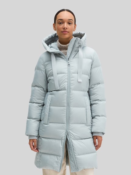 Frauenmodel trägt Regular Fit Daunenmantel mit Label-Print von Marc O'Polo in hellblau, gesteppte Struktur, Ganzkörperansicht von vorne, Damen Daunenmantel von Marc O'Polo.