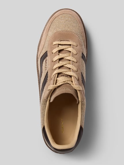 Produktfoto, beżowo-brązowe sneakersy ze skóry bydlęcej model 'Cuzmani' od GANT, faktura mieszana, kontekst: damskie sneakersy