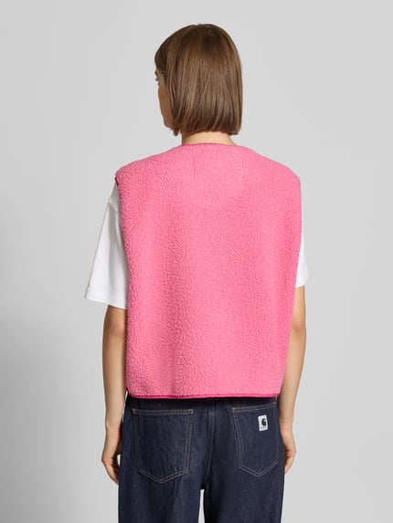 Frauenmodel trägt Regular Fit Weste aus Teddyfell Modell 'Vera' von JJXX in Pink mit Rundhalsausschnitt, Rückenansicht, Nahaufnahme Oberkörper.