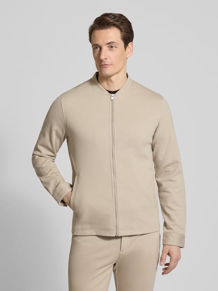 Männermodel trägt Slim Fit Jacke mit Stehkragen und Reißverschluss von Lindbergh, Material-Mix mit Viskose-Anteil, Ganzkörperansicht von vorne.