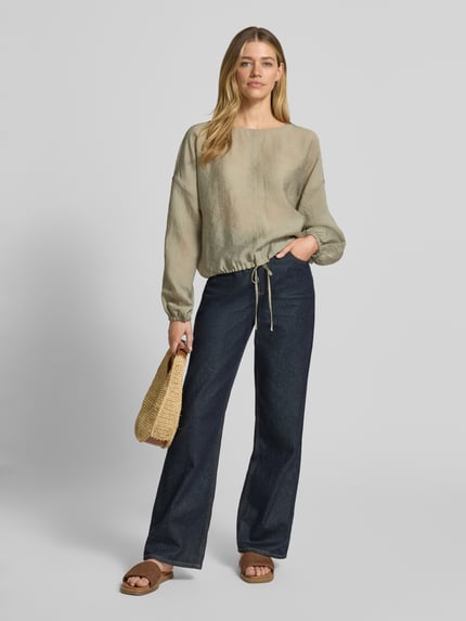 Frauenmodel trägt Bluse mit überschnittenen Schultern Modell 'Filla' von OPUS aus Lyocell-Mix, Loose-Fit, in hellem Beige, Ganzkörperansicht von vorne.