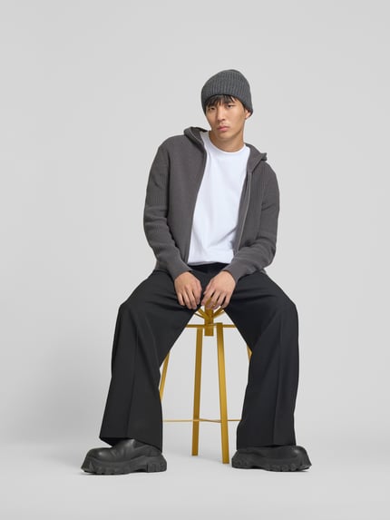 Męski model nosi Regular Fit Jacke in Strick-Optik od WON HUNDRED, bawełna, krój regular fit, kaptur, szary, widok całej sylwetki z przodu.