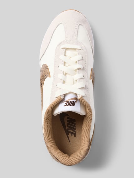 Produktfoto, Sneaker mit Logo Modell 'Pacific Premium' von Nike in Weiß und Beige, Abgerundete-Spitze, Schnürung, Gummisohle, Damen, Logo, Absatzhöhe 2 cm, Schafthöhe 8 cm, Schaftweite 9 cm bei Größe 40,5, Strukturmix aus glatten und strukturierten Flächen