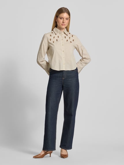 Vrouwenmodel draagt Regular Fit Bluse im Allover-Look mit Perlen van Christian Berg Woman Selection in katoenmix met stretch, all-over look met parels en pailletten, overhemdkraag, knoopsluiting, ruglengte 59 cm, mouwlengte 61 cm, kleur licht met bruine strepen, textuur glad, Ganzkörperansicht van voren.