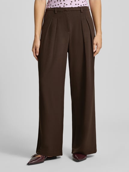 Männermodel trägt spodnie z szerokimi nogawkami Wide Leg Hose mit Viskose-Anteil Modell 'PALINO' von ONLY w kolorze ciemnego brązu, widoczna faktura materiału, Damen Weite Hose von ONLY, całkowity widok z przodu.