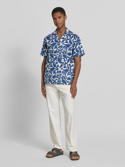 Männermodel trägt Regular Fit Freizeithemd im Allover-Look Modell 'BILBAO' von Jack & Jones Premium, Reine Baumwolle, Ganzkörperansicht von vorne.