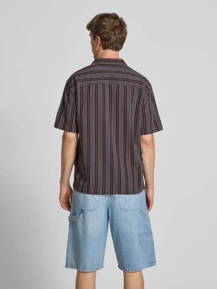 Männermodel trägt Relaxed Fit Freizeithemd aus reiner Baumwolle Modell 'CRUZ' von Only & Sons mit gestreiftem Muster und Rückenpasse, Ganzkörperansicht Rückansicht.
