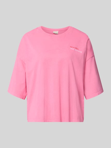 Produktfoto, T-Shirt mit rückseitigem Motiv-Print Modell 'NICA' von ICHI aus bawełna, krój loose fit, okrągły dekolt, różowy kolor, nadruk z napisem, długość tyłu w rozmiarze S: 57 cm