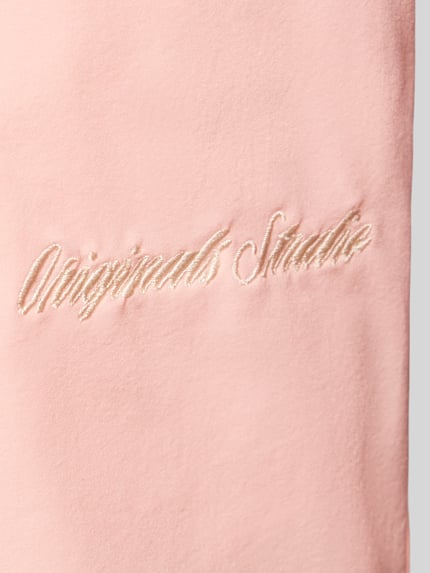 Produktfoto, jasnoróżowy materiał z delikatną strukturą, beżowe haftowane logo, Badehose mit Label-Stitching Modell 'MAUI' von Jack & Jones, krój regular fit, elastyczny pas, tunel na sznurek