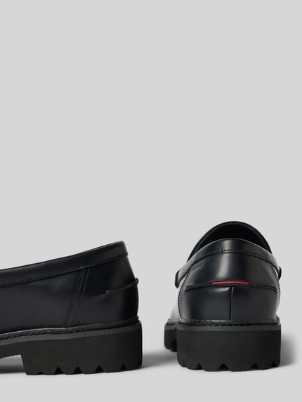 Productfoto, zwarte loafers van echt leer met grove zool en subtiele rode details, Loafer uit echt leer model 'Draven_loaf_bo_BP' van HUGO, Heren loafers.