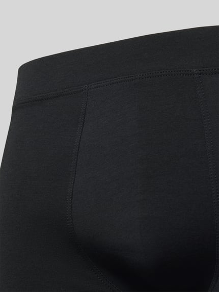 Männermodel trägt Boxershorts mit elastischem Bund im 3er-Pack von Christian Berg Men, Baumwoll-Modal-Mix, Nahaufnahme Rückansicht.