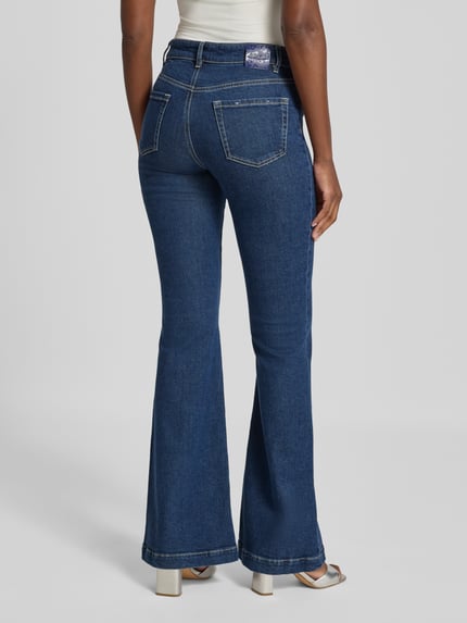 Frauenmodel trägt Feminine Fit Jeans mit Eingrifftaschen von Marc Cain in Dunkelblau, Baumwoll-Mix mit Lyocell-Anteil, Ganzkörperansicht Rückansicht.