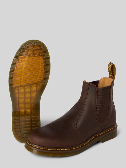 Productfoto, Chelsea Boots aus echtem Leder mit Ziernähten van Dr. Martens, bruine kleur, afgeronde pasvorm, Logodetail, licht geprofileerde zool, hakhoogte maat 44: 4 cm, schachthoogte maat 44: 14 cm, schachtbreedte maat 44: 10 cm