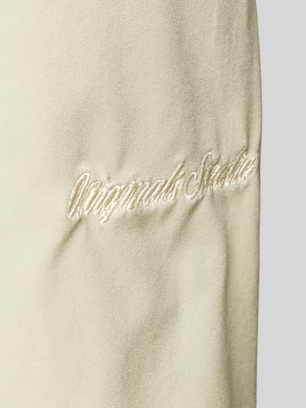 Produktfoto, jasnobeżowa tkanina o gładkiej fakturze, haftowane Label-Stitching na Badehose mit Label-Stitching Modell 'MAUI' von Jack & Jones, krój regular fit, elastyczny pas, tunel na sznurek