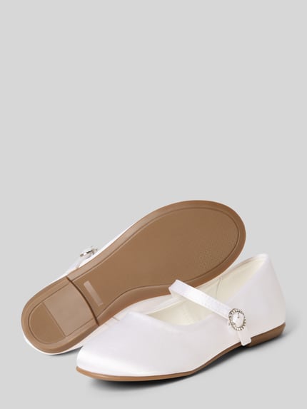 Produktfoto, Ballerinas mit Riemen und Ziersteinbesatz von DANAMADE, biały satynowy materiał, zaokrąglony nosek, niski obcas 1 cm, dekoracyjna klamra, rozmiar 31, minimalistyczny design, tekstura gładka