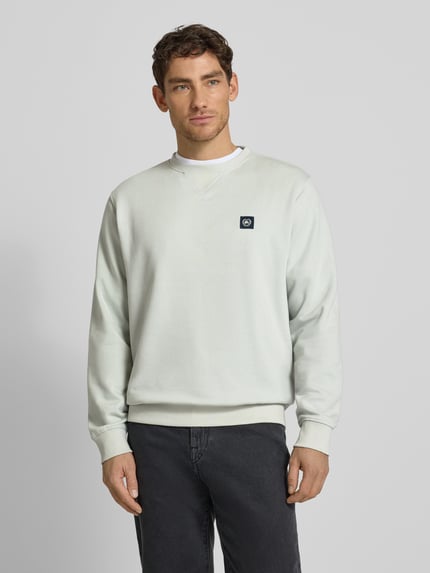 Männermodel trägt Sweatshirt mit Rundhalsausschnitt und Label-Patch von Lerros in hellem Farbton, Baumwoll-Mix, Relaxed Fit, Ganzkörperansicht von vorne.