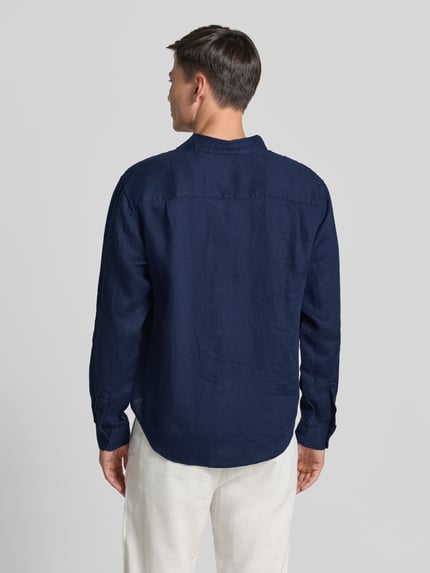 Männermodel trägt Regular Fit Leinenhemd mit Kentkragen von GAP in Dunkelblau, reine Leinen-Textur, Ganzkörperansicht Rückansicht. Rückenlänge bei Größe M: 71 cm, Schulterbreite: 49 cm, Ärmellänge: 64 cm, sichtbare Knopfleiste.