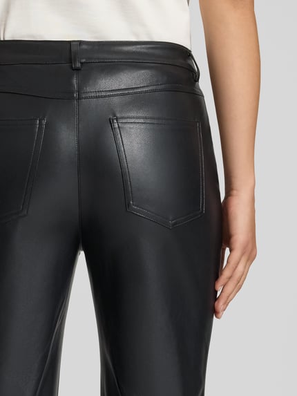 Frauenmodel trägt Straight Fit Hose in Leder-Optik von REVIEW, schwarz, glatte Textur, sichtbare Gesäßtaschen, Ganzkörperansicht Rückansicht, Damen Hose, Knopf- und Reißverschluss, Eingrifftaschen, Bundweite 38 cm, Innenbeinlänge 81 cm.