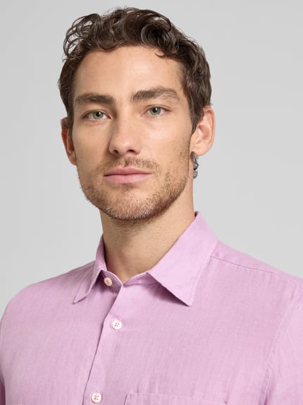 Männermodel trägt Regular Fit Freizeithemd aus reinem Leinen von Marc O'Polo, Optik: Unifarben, Passform: Regular-Fit, Hemdkragen: Kentkragen, durchgehend Knopfleiste, Brusttasche, Materialverarbeitung: Flammgarn, Material: Leinen, Nahaufnahme Oberkörper.
