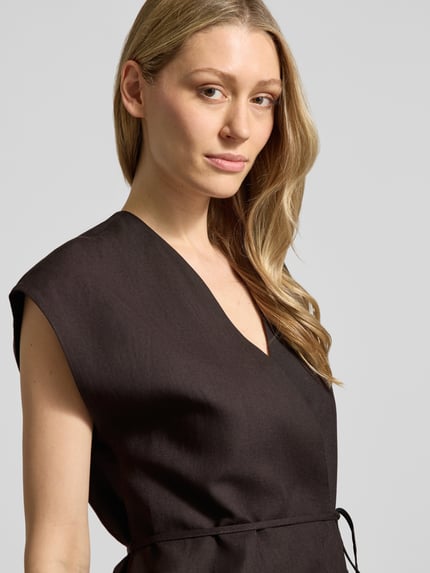 Frauenmodel trägt Weste mit Bindegürtel Modell 'Varyn' von Someday in Schwarz, Reine Baumwolle, Taillierter Schnitt, Nahaufnahme Oberkörper.