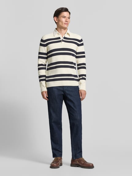 Męski model nosi Relaxed Fit Jeans aus Baumwoll-Mix Modell 'Tan' od Strellson, granatowy kolor, jednolita faktura, Ganzkörperansicht von vorne. Kontekst: męskie jeansy relaxed fit od Strellson.