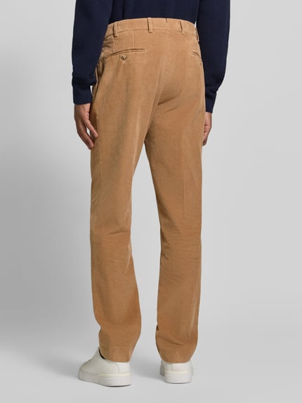 Männermodel trägt Regular Fit Cordhose aus Baumwollmix von Hiltl in Beige, unifarben, Cordstruktur, Ganzkörperansicht Rückansicht.