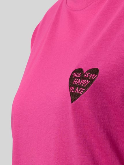 Frauenmodel trägt Regular Fit T-Shirt mit Motiv-Stitching von Jake*s Casual in Pink, Reine Baumwolle, Rundhalsausschnitt, Nahaufnahme Oberkörper.