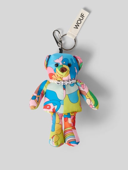 Produktfoto, bunter Charm mit Karabiner Modell 'Magic Trip Bear' von WOUF im Allover-Look und Schlüsselring, glatte Textur