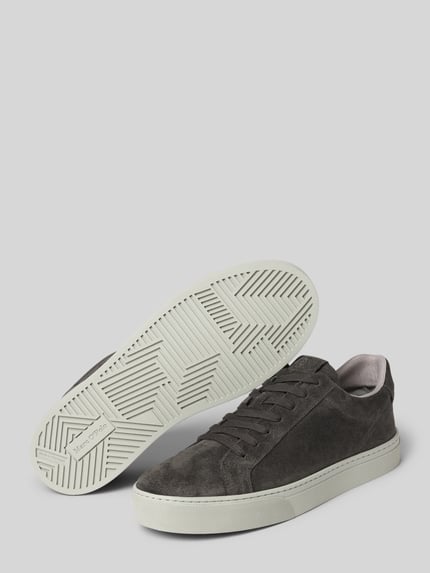 Produktfoto, dunkler Sneaker aus echtem Leder Modell 'AGAR 3' von Marc O'Polo, weiße Sohle, Herren Sneaker, graue Textur